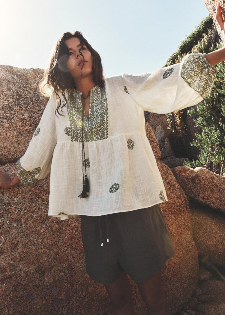 بلوز أبيض معرقة ب أخضر