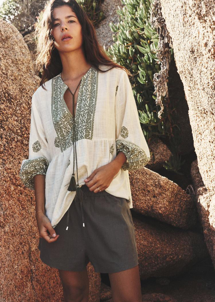 بلوز أبيض معرقة ب أخضر