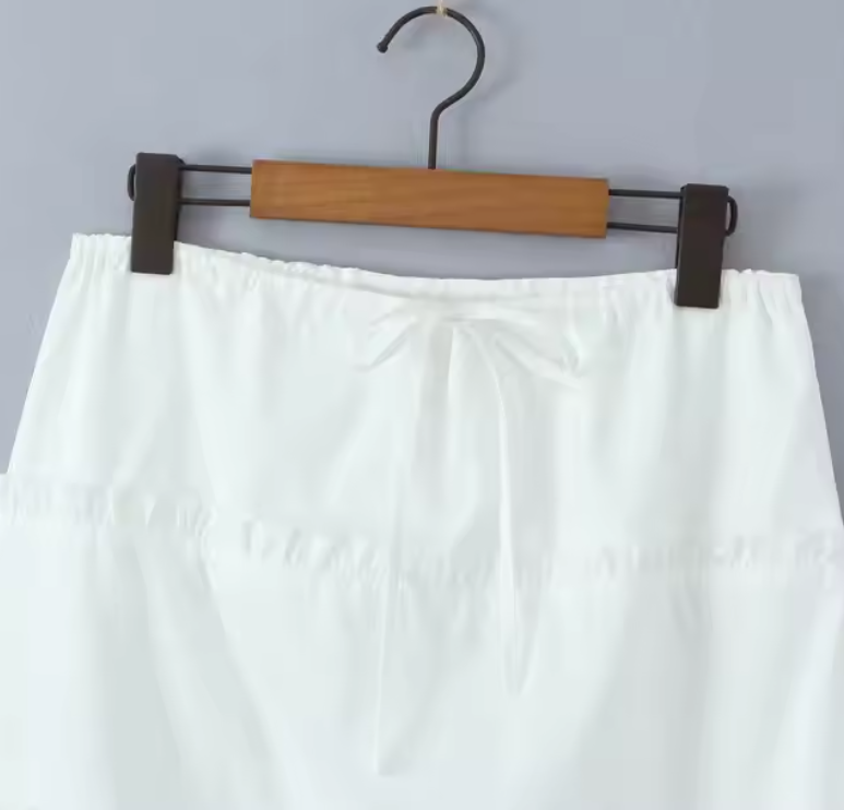 تنورة أبيض مبطنة للركبة