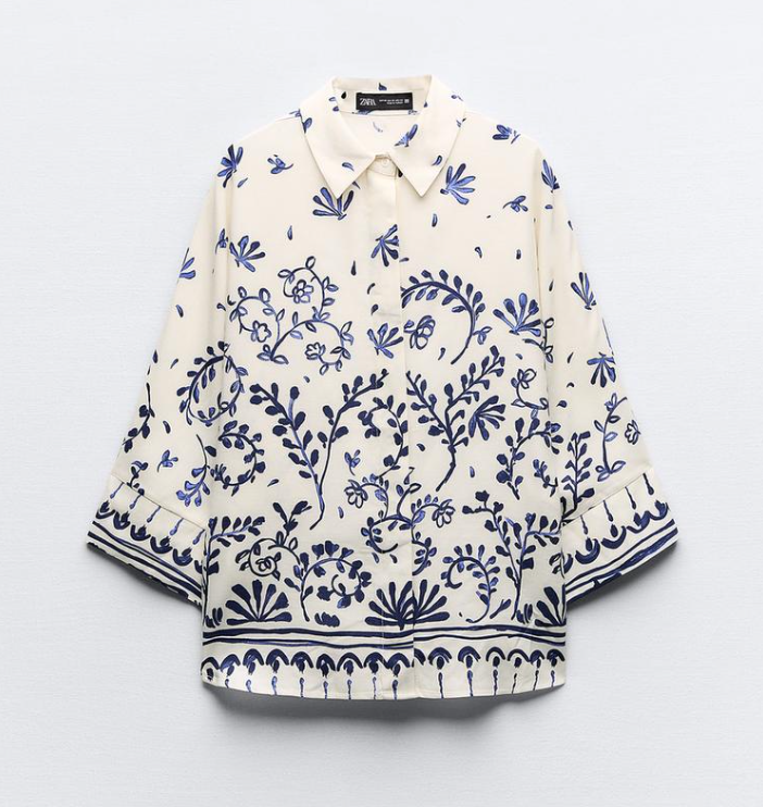 قميص أبيض مرسم باللون الأزرق