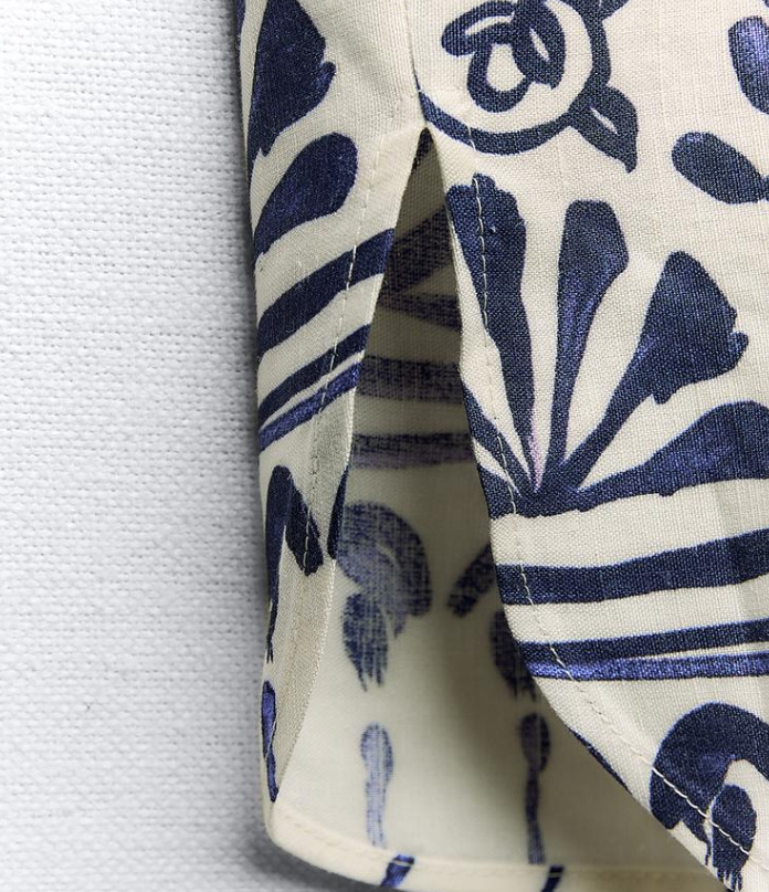 قميص أبيض مرسم باللون الأزرق