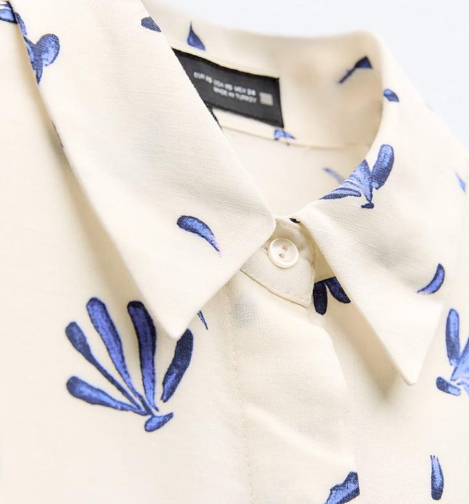 قميص أبيض مرسم باللون الأزرق