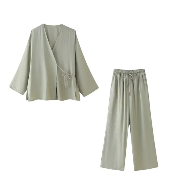 طقم قطعتين قميص بربطة وبنطلون أخضر فاتح