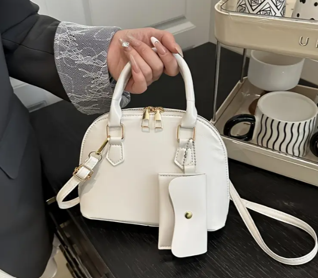 (حقيبة صغيرة (أحمر ,أبيض ,بني