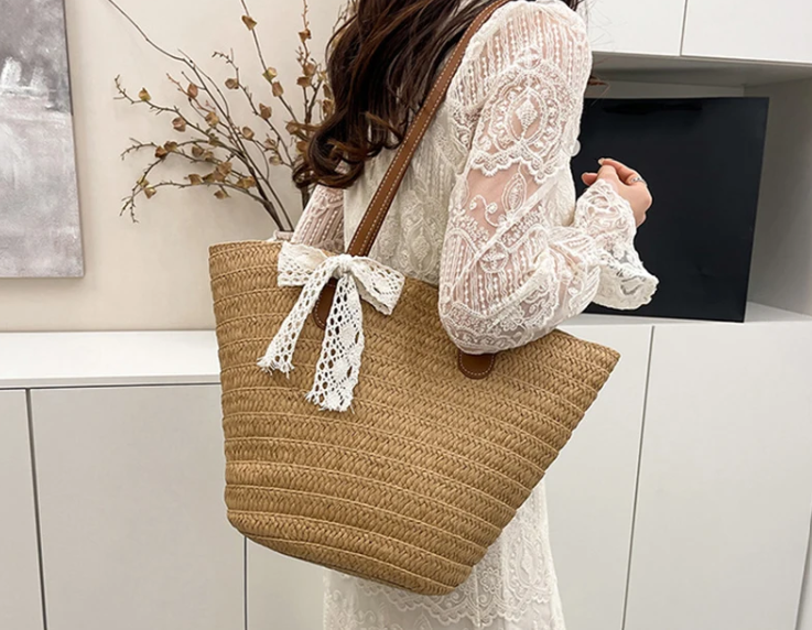 حقيبة قش حجم كبير بلونين