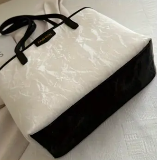 حقيبة كبيرة بسحاب قياس 33*25سم (أسود ,أبيض ,رمادي فاتح)