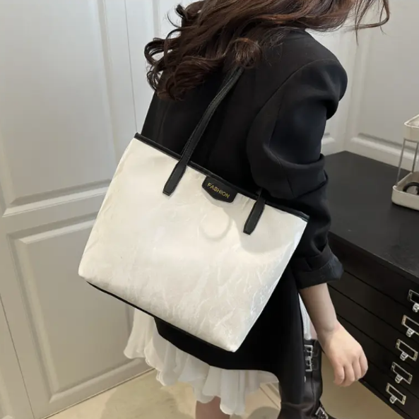 حقيبة كبيرة بسحاب قياس 33*25سم (أسود ,أبيض ,رمادي فاتح)