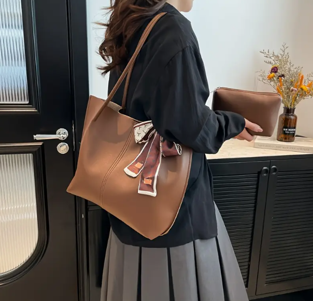 (حقيبة كبيرة + حقيبة داخلية للميك اب (بني ,أسود