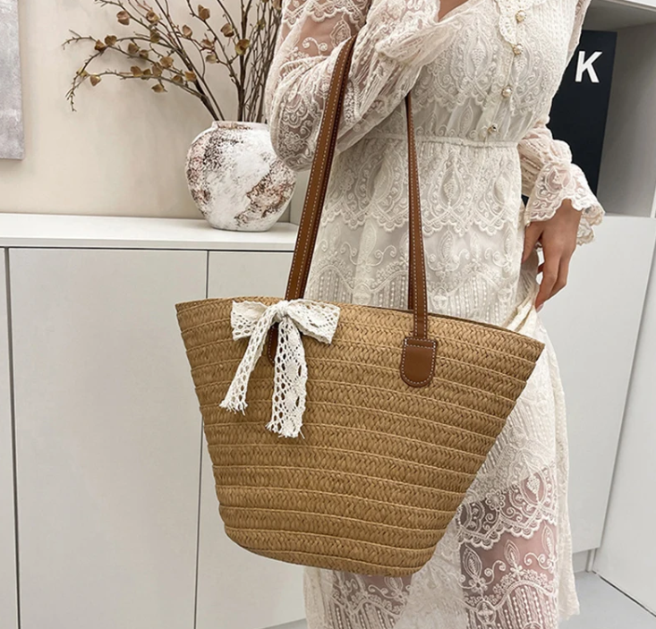 حقيبة قش حجم كبير بلونين