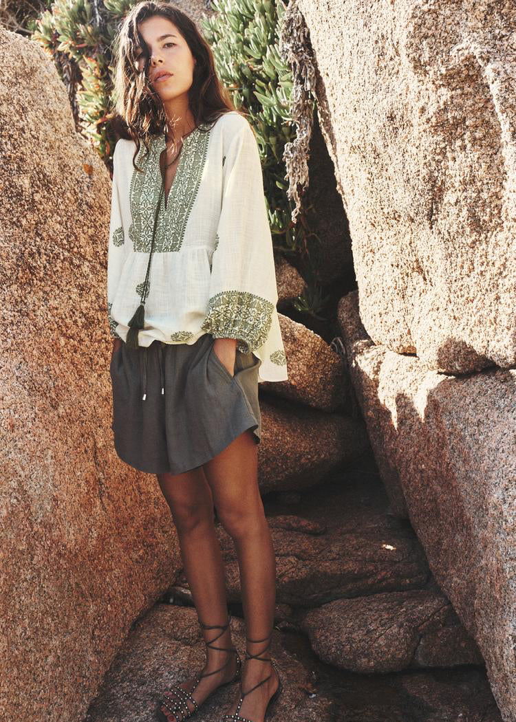 بلوز أبيض معرقة ب أخضر