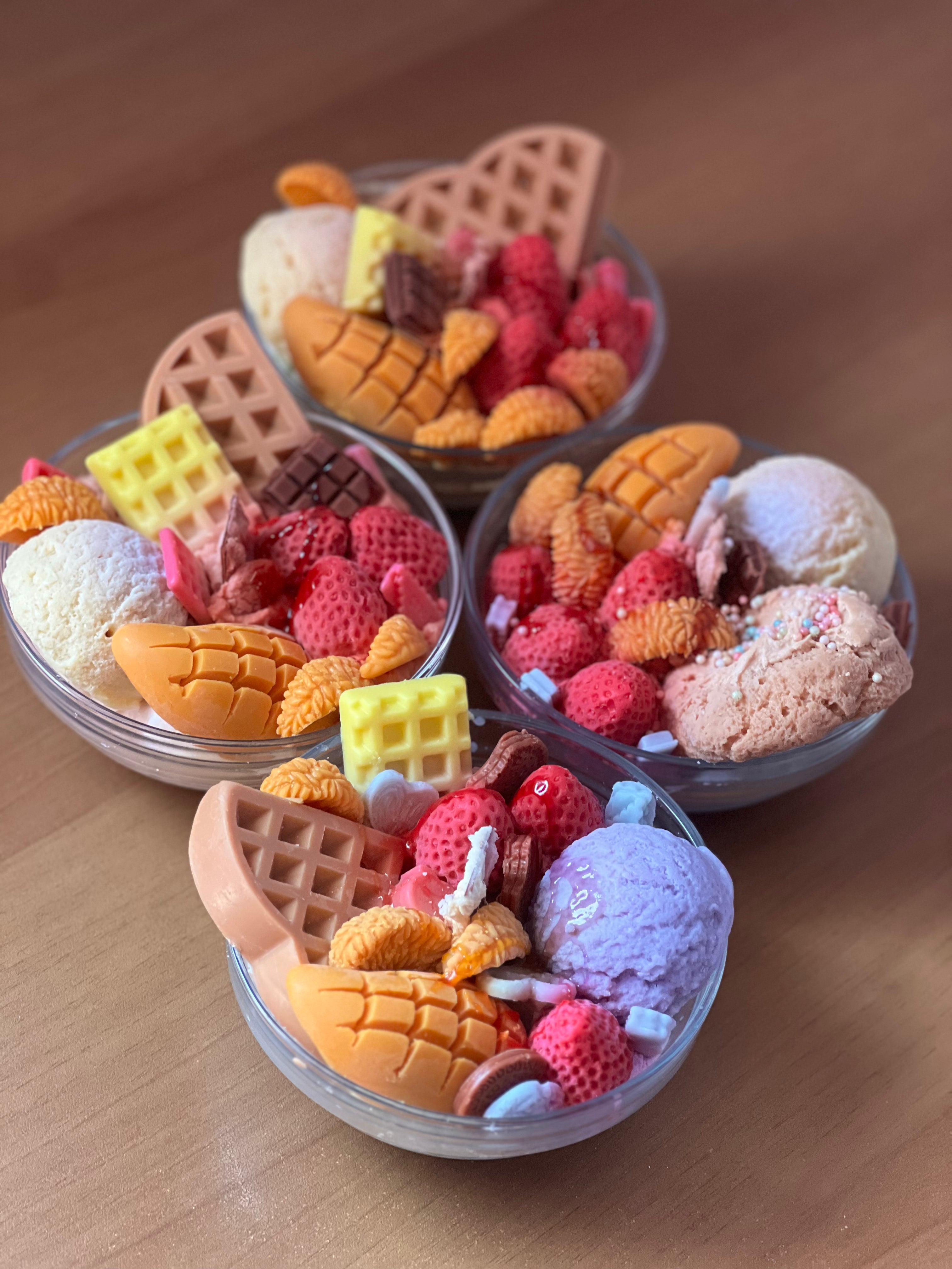 شمع صنع يدوي بصحن زجاجي