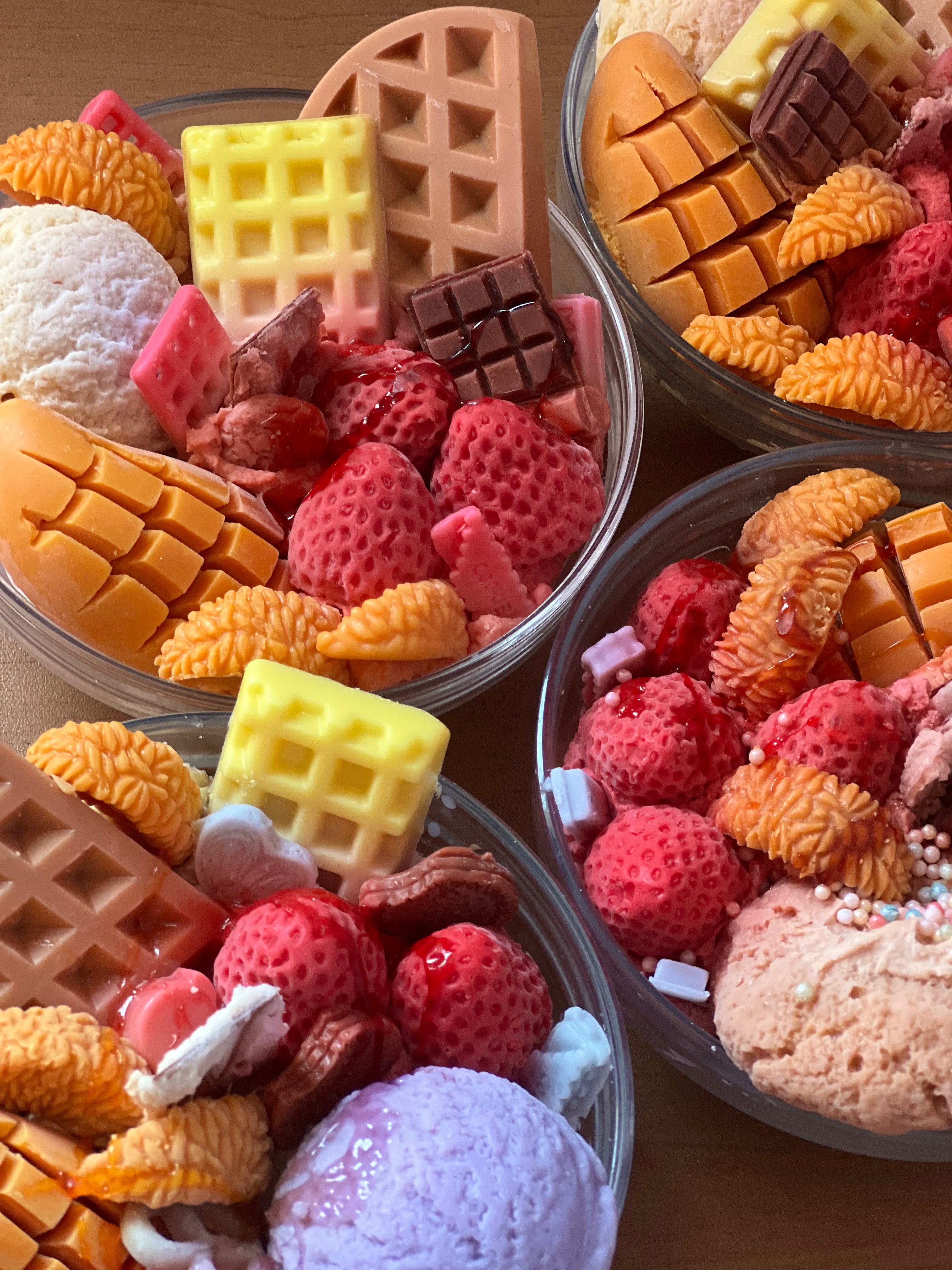 شمع صنع يدوي بصحن زجاجي