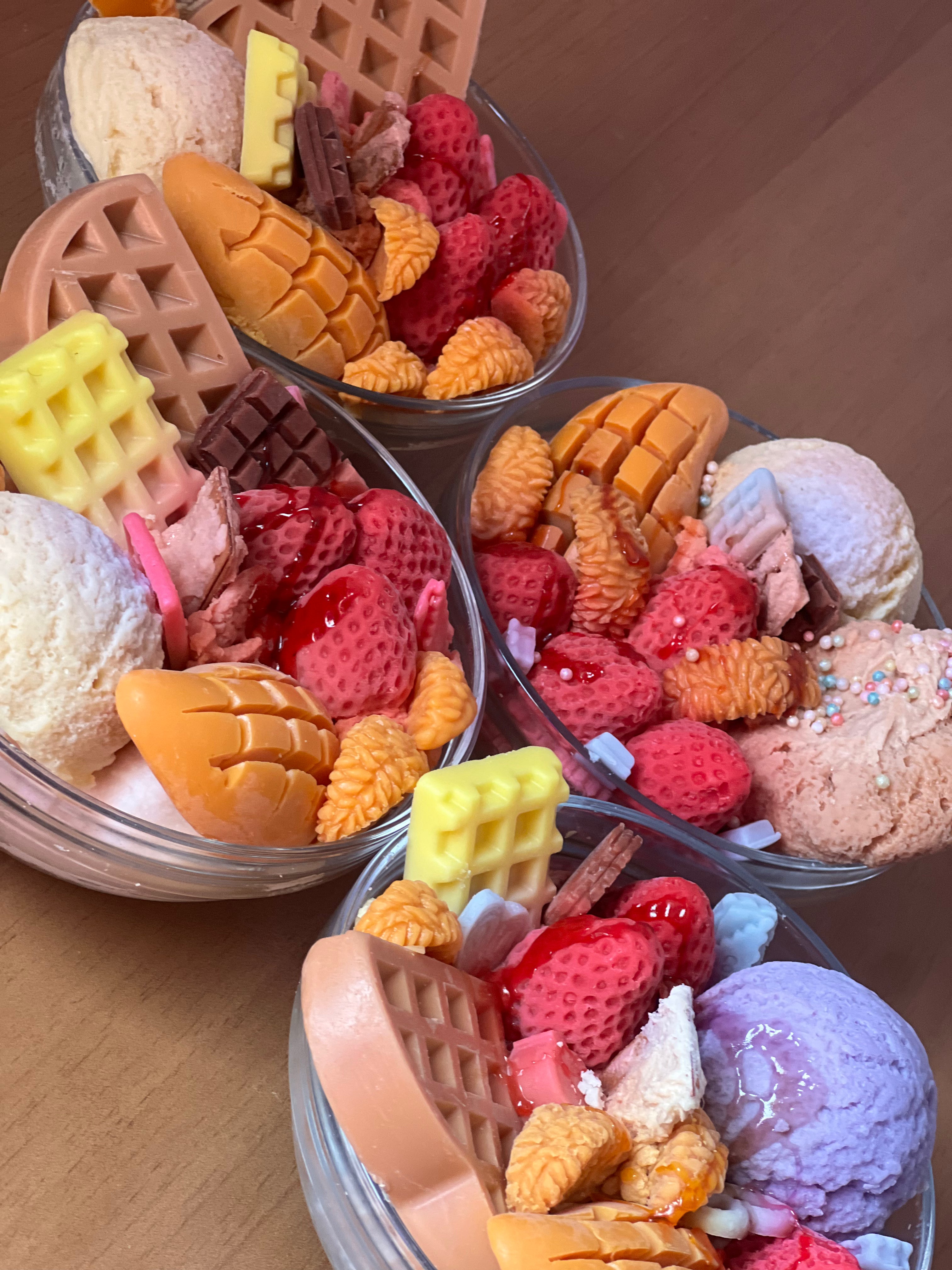 شمع صنع يدوي بصحن زجاجي